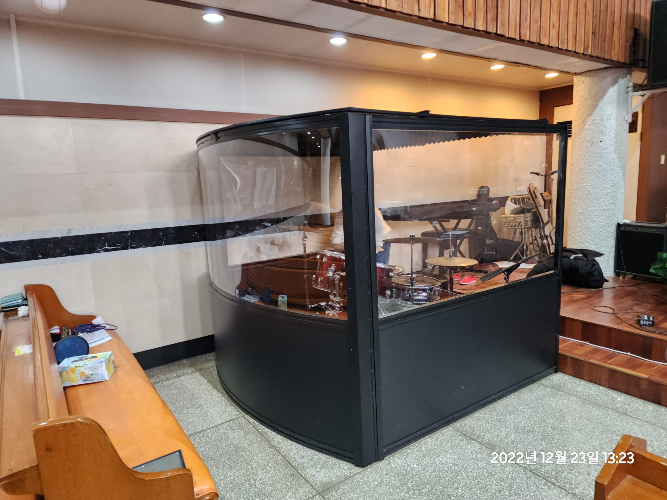 [경기/용인] 교회 본당 찬양대 무대 사운드 분리 — 맞춤형 곡면 방음 드럼쉴드 부스 제작·시공사례